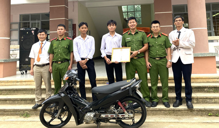 Lãnh đạo Công an thị trấn Hai Riêng trao giấy khen cho Kpắ Y Sem là học sinh ở Trường THPT Nguyễn Du, thị trấn Hai Riêng, đã phát hiện và tham gia bắt kẻ trộm xe máy trên địa bàn - Ảnh: Công an cung cấp